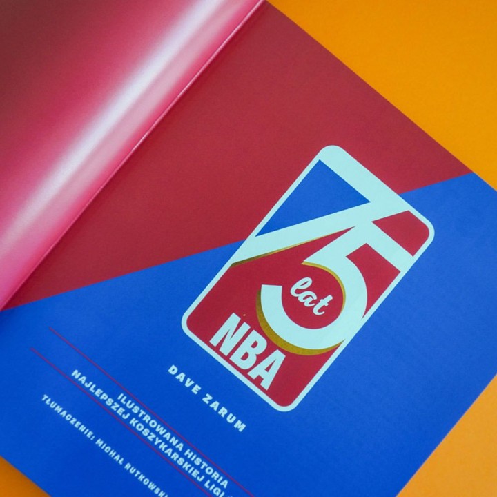 Okładka książki 75 lat NBA. Ilustrowana historia najlepszej koszykarskiej ligi świata w księgarni Labotiga
