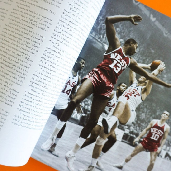 Okładka książki 75 lat NBA. Ilustrowana historia najlepszej koszykarskiej ligi świata w księgarni Labotiga