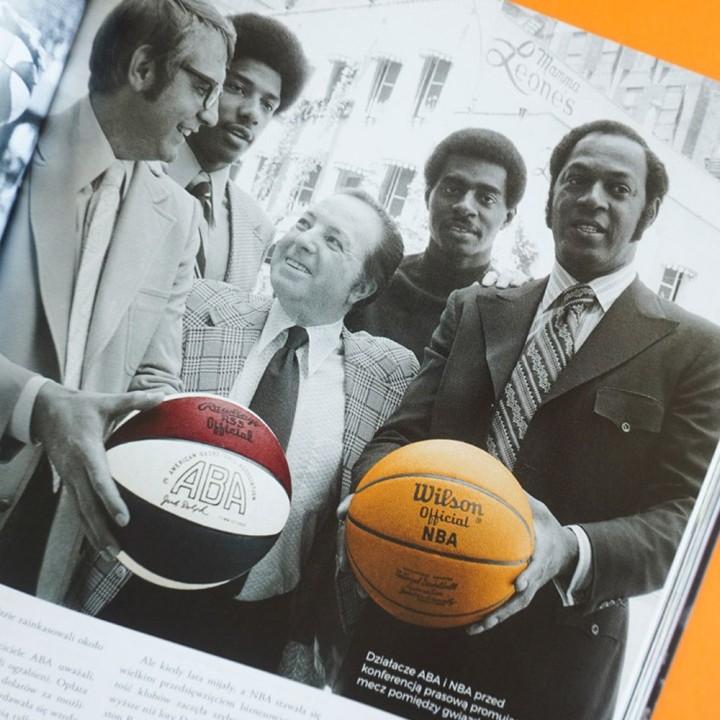 Okładka książki 75 lat NBA. Ilustrowana historia najlepszej koszykarskiej ligi świata w księgarni Labotiga