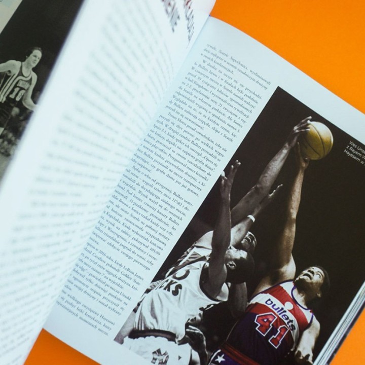 Okładka książki 75 lat NBA. Ilustrowana historia najlepszej koszykarskiej ligi świata w księgarni Labotiga