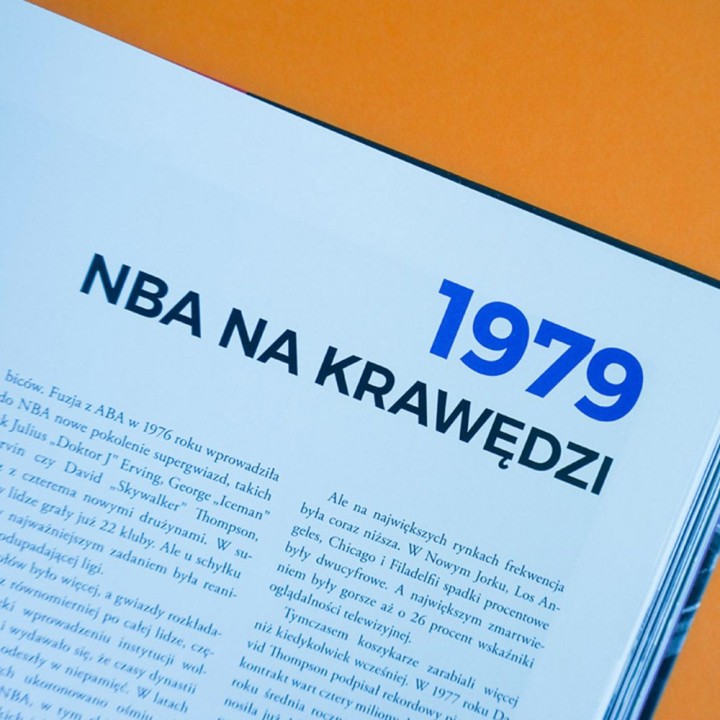 Okładka książki 75 lat NBA. Ilustrowana historia najlepszej koszykarskiej ligi świata w księgarni Labotiga