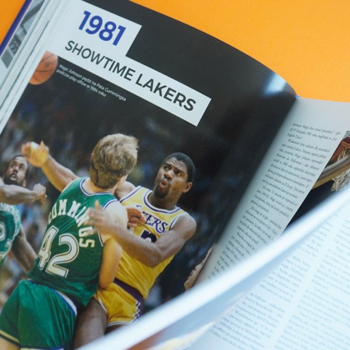 Okładka książki 75 lat NBA. Ilustrowana historia najlepszej koszykarskiej ligi świata w księgarni Labotiga