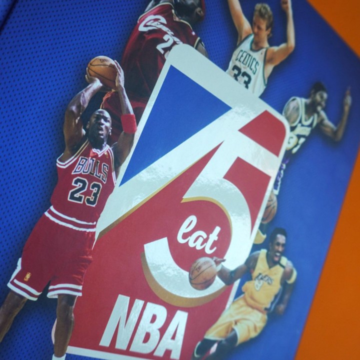 Okładka książki 75 lat NBA. Ilustrowana historia najlepszej koszykarskiej ligi świata w księgarni Labotiga