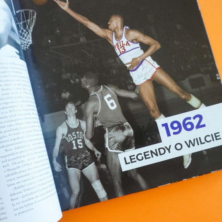 Okładka książki 75 lat NBA. Ilustrowana historia najlepszej koszykarskiej ligi świata w księgarni Labotiga
