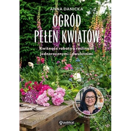 Ogród pełen kwiatów. Kwitnące rabaty z roślinami..