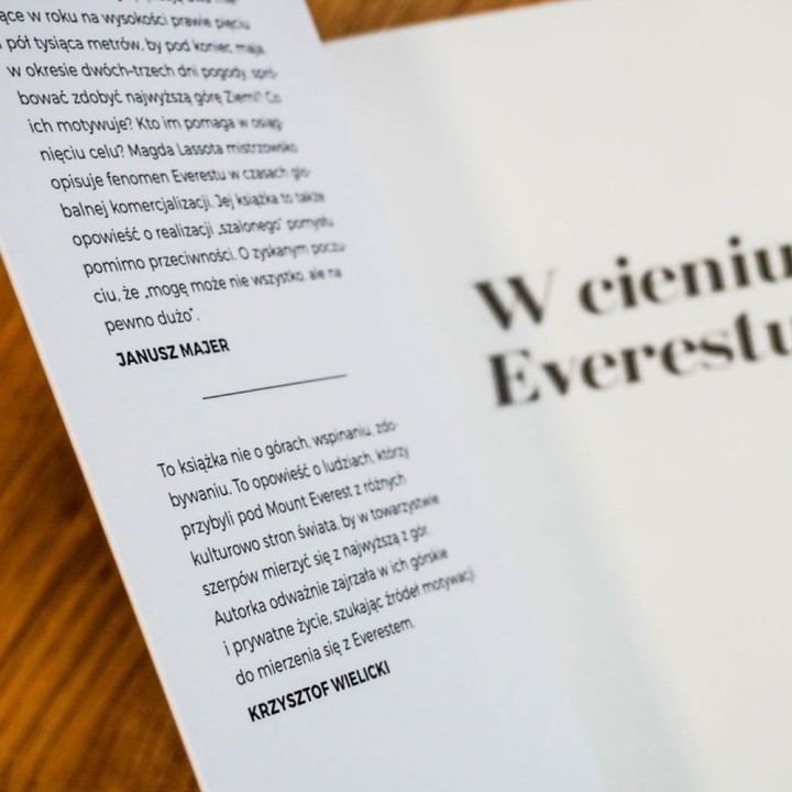 Zdjęcie okładki W cieniu Everestu. Nieopowiedziane historie spod najwyższej góry świata w księgarni Labotiga