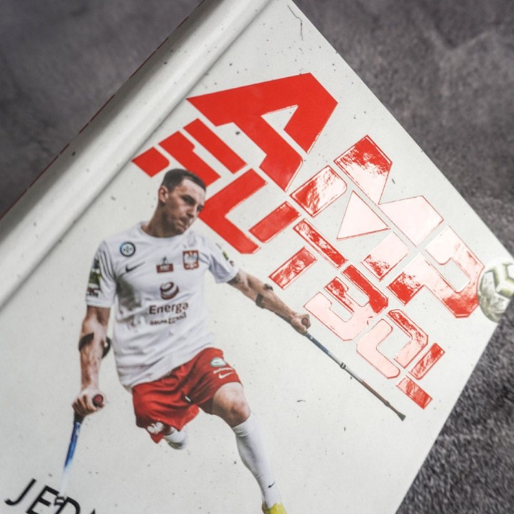 Okładka książki Amp Futbol. Jedną nogą w finale w księgarni Labotiga