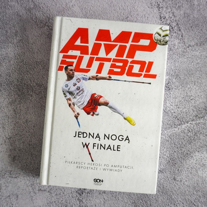 Okładka książki Amp Futbol. Jedną nogą w finale w księgarni Labotiga