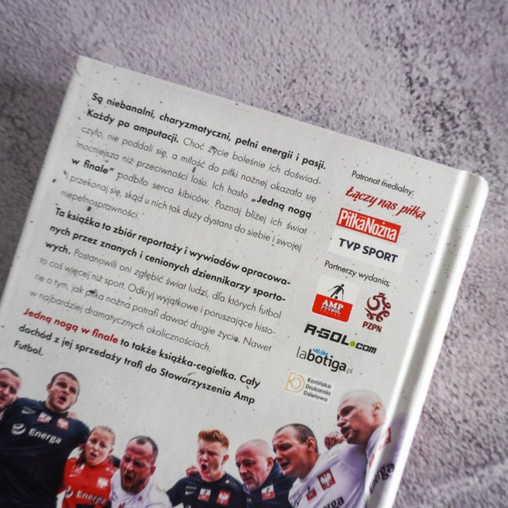 Okładka książki Amp Futbol. Jedną nogą w finale w księgarni Labotiga