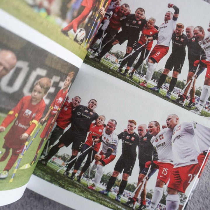 Okładka książki Amp Futbol. Jedną nogą w finale w księgarni Labotiga