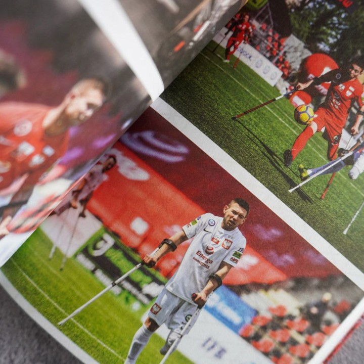 Okładka książki Amp Futbol. Jedną nogą w finale w księgarni Labotiga