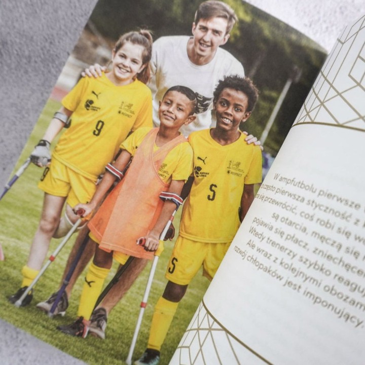 Okładka książki Amp Futbol. Jedną nogą w finale w księgarni Labotiga