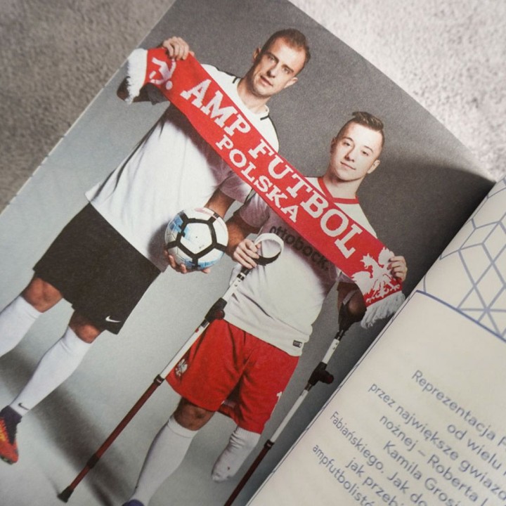 Okładka książki Amp Futbol. Jedną nogą w finale w księgarni Labotiga