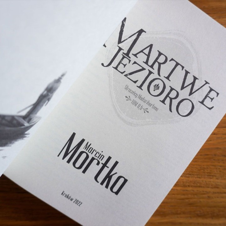 Okładka książki SQN Originals: Martwe jezioro (Straceńcy Madsa Voortena 0,5)