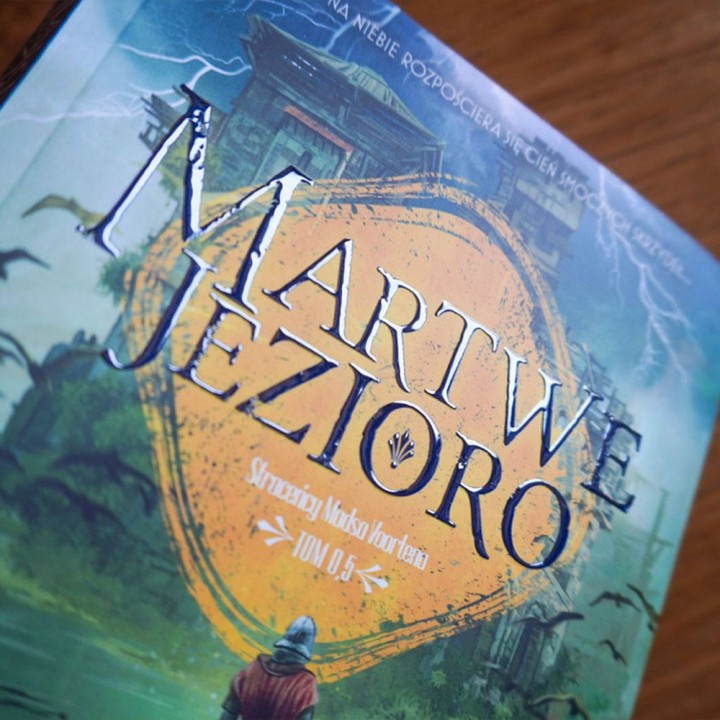 Okładka książki SQN Originals: Martwe jezioro (Straceńcy Madsa Voortena 0,5)