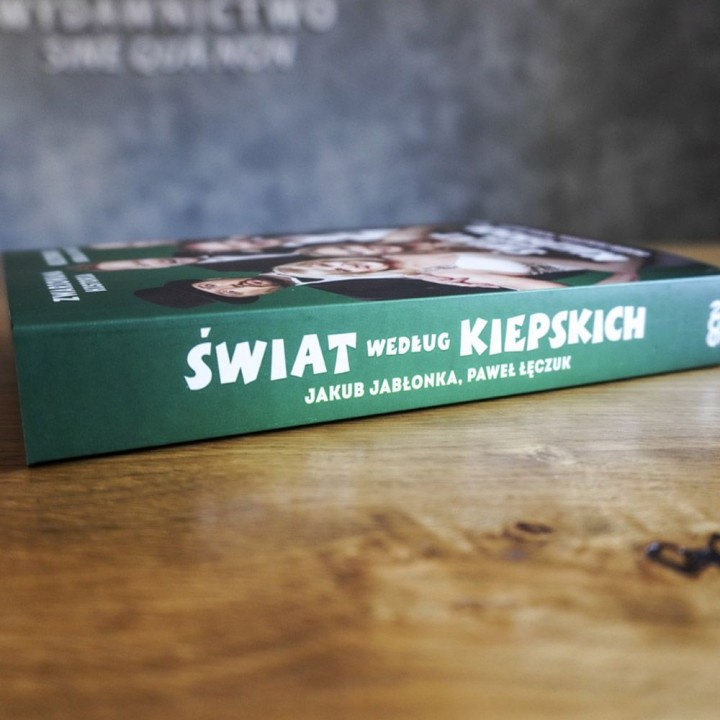 Okładka książki Świat według Kiepskich. Zwariowana historia kultowego serialu w księgarni Labotiga
