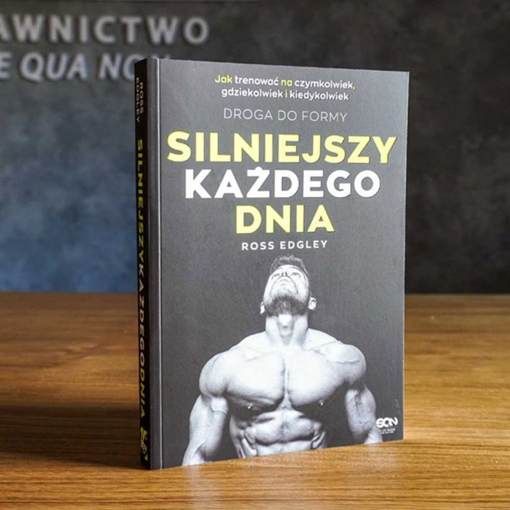 Okładka książki Silniejszy każdego dnia. Droga do formy. Jak trenować na czymkolwiek, gdziekolwiek i kiedykolwiek w księgarni La