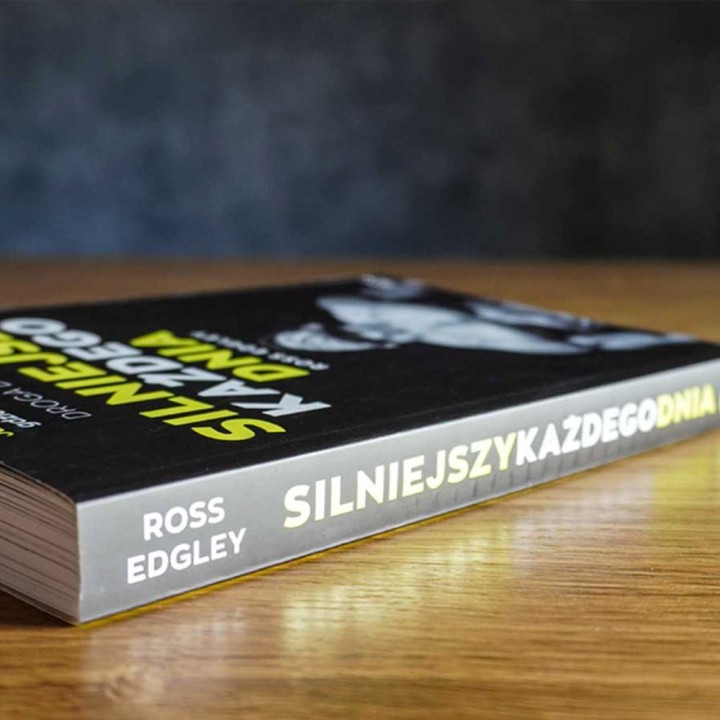 Okładka książki Silniejszy każdego dnia. Droga do formy. Jak trenować na czymkolwiek, gdziekolwiek i kiedykolwiek w księgarni La