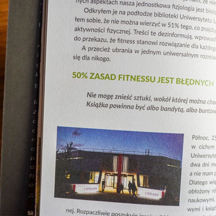 Okładka książki Silniejszy każdego dnia. Droga do formy. Jak trenować na czymkolwiek, gdziekolwiek i kiedykolwiek w księgarni La