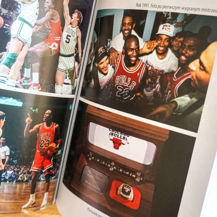 Okładka książki Chicago Bulls. Krew na rogach. Poznaj ostatni taniec dynastii Byków w księgarni sportowej Labotiga