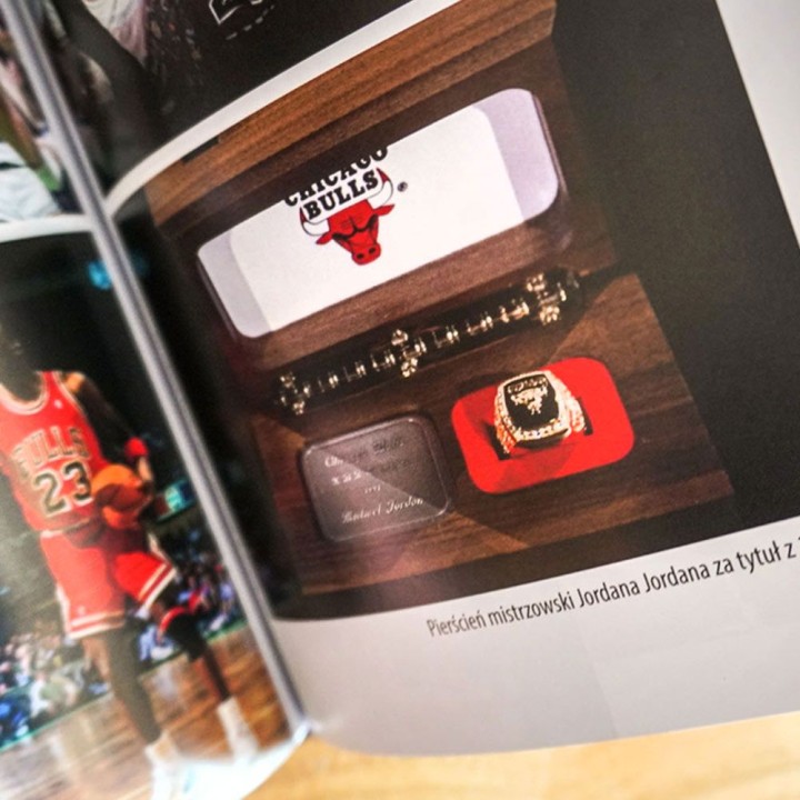 Okładka książki Chicago Bulls. Krew na rogach. Poznaj ostatni taniec dynastii Byków w księgarni sportowej Labotiga