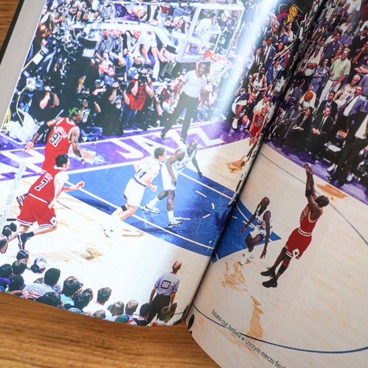 Okładka książki Chicago Bulls. Krew na rogach. Poznaj ostatni taniec dynastii Byków w księgarni sportowej Labotiga