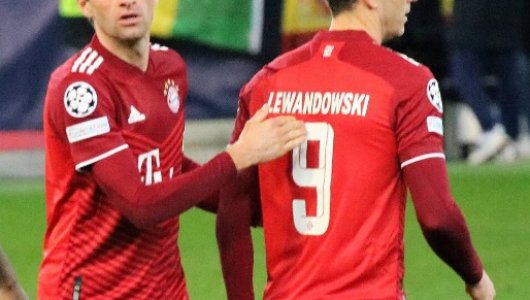 Jako młody chłopak uczestniczył w treningach prowadzonych przez legendarnego snajpera Die Roten – Gerda Müllera